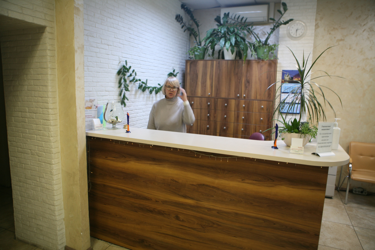Ресепшен клиники на Петроградской АндроМеда на Карповке
